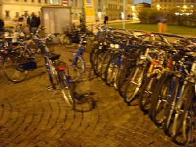 Bicicletas estacionadas próximo da Estação