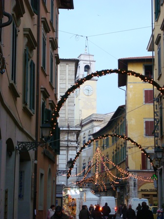 Rua de Pisa, já com enfeites natalinos