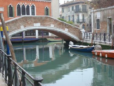 Passagem sobre o canal, em Veneza