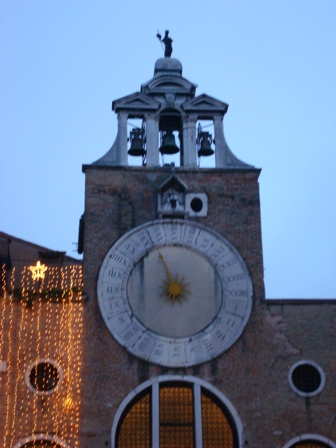 Relógio em igreja próxima a Ponte Rialto