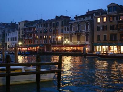 Restaurantes na outra margem do Canal Grande