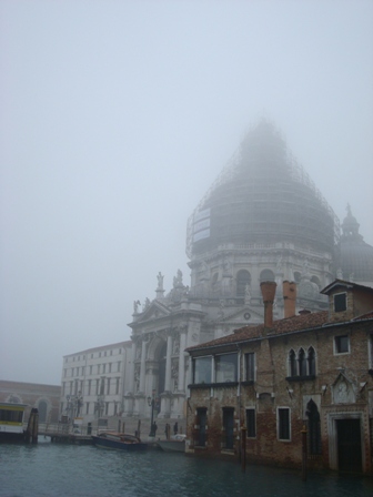 Igreja Santa Maria della Salute, suportada por mais de um milhão de estacas de madeira