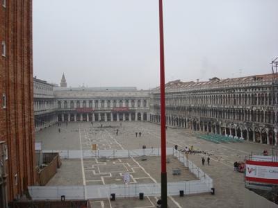 Através de uma área externa, é possível ver a Piazza