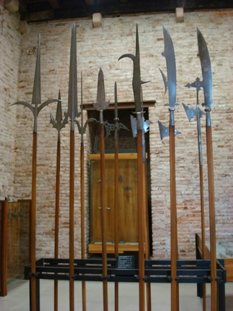 Sala de Armas - lanças e espadas