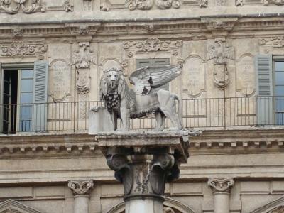 Monumento indicando a vitória de Venezia sobre Verona, na Piazza Erbe