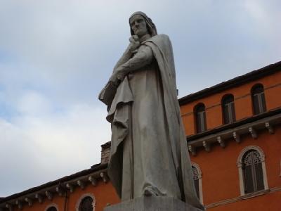 Estátua de Dante, na Piazza dei Signori