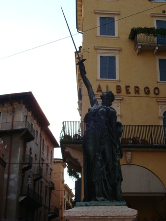 Estátua na Piazza Erbe