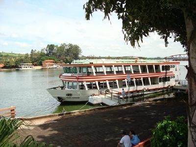 Um dos navios que fazem o passeio