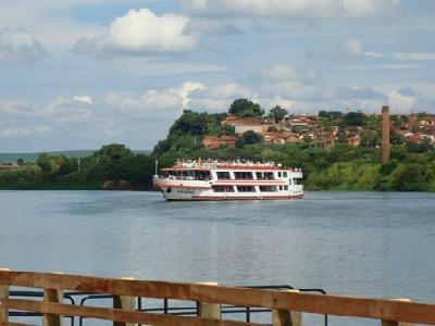 Um dos navios que fazem o passeio