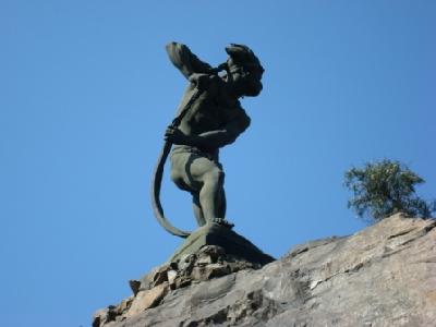 Estátua de um índio, no Cerro