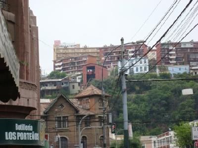 No centro da foto, um dos diversos ascensores de Val Paraiso