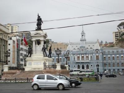 Ao fundo o prédio da Armada de Chile, e no centro o monumento aos heróis