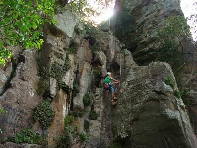 Michel escalando