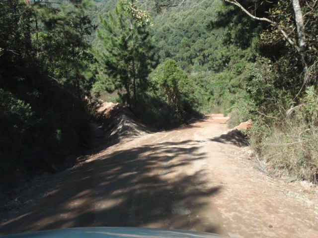 Descemos até a rodovia pela mesma estradinha de terra