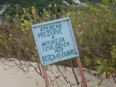 A placa tá errada, mas a mensagem está certa