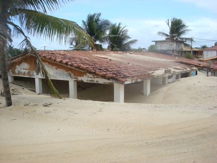Casa engolida pelas dunas
