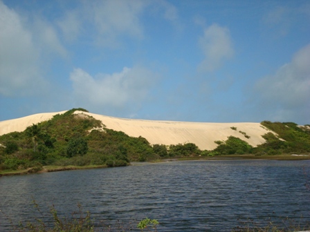 Lagoa ao lado da estradinha que dá acesso à praia