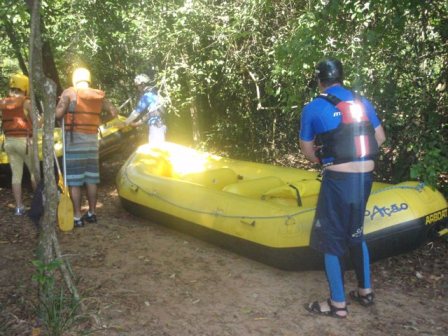 Levando os botes para o rio