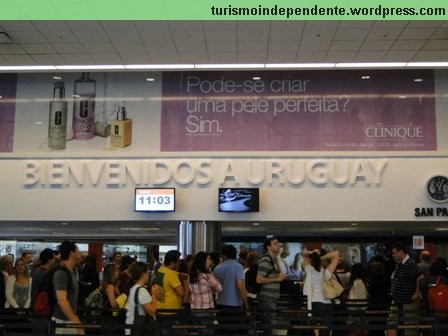 Saguão do aeroporto de Carrasco em Montevidéu - controle de passaportes