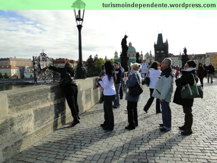 Fila para tocar na estátua