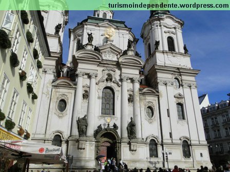 Igreja branca de São Nicolau (Kostel Sv. Mikuláše)