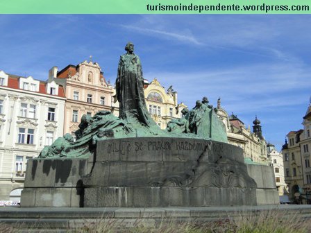 Estátua no centro da praça