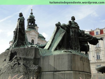 Estátua no centro da praça