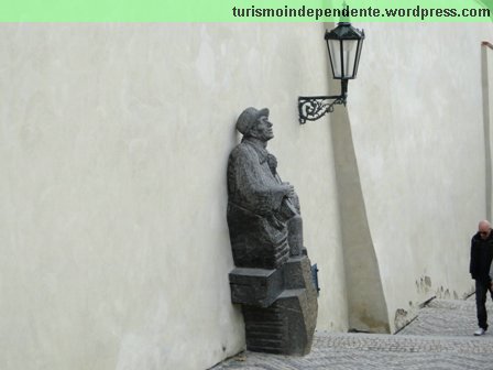 Estátua na escadaria que leva ao castelo, perto da estação de metrô Malostranská