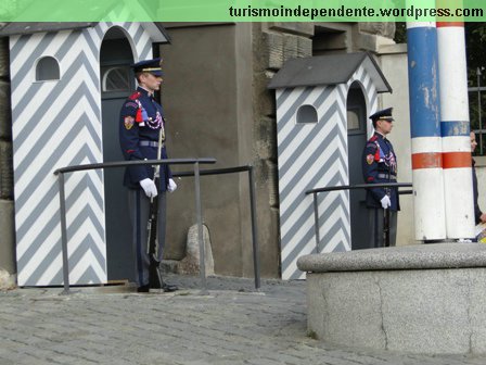 Guardas na entrada do Castelo de Praga