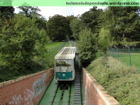 Bonde que leva até a torre Petřínská Rozhledna