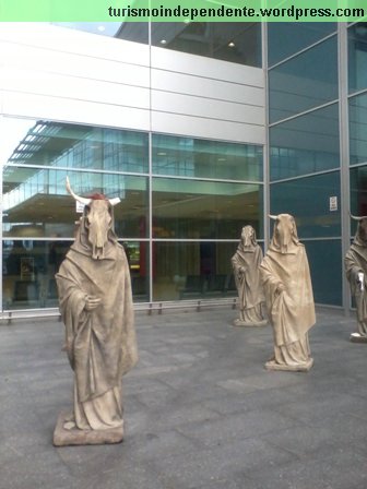 Algumas estátuas na entrada do aeroporto