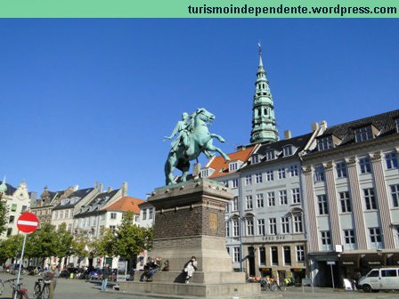 Højbro Plads, estátua de Absalon