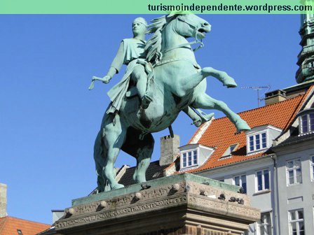 Højbro Plads, estátua de Absalon