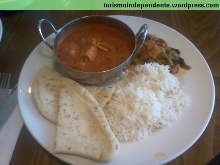 Almoço no hotel: frango ao molho curry com arroz e ervilhas
