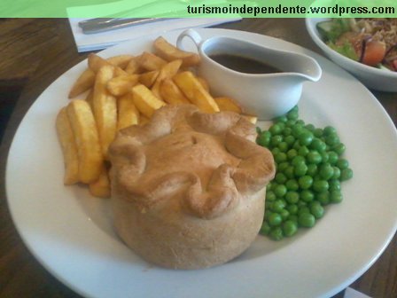 Almoço no hotel: torta de carne com fritas