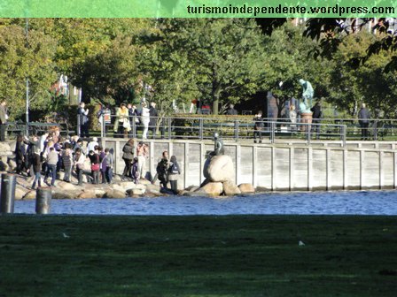 Turistas fotografando a Pequena Sereia (Den Lille Havfrue)