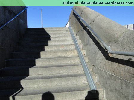 As escadas possuem um trilho para facilitar para os ciclistas
