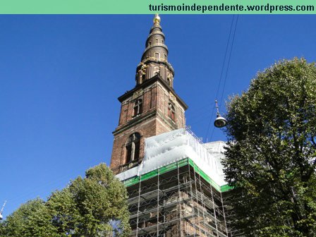 Vor Frelsers Kirke (igreja do Nosso Salvador), com a torre em espiral