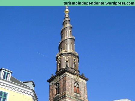 Vor Frelsers Kirke (igreja do Nosso Salvador), com a torre em espiral