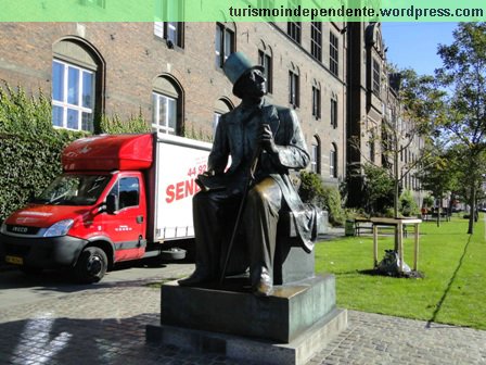 Estátua de Hans Christian Andersen, escritor de A Pequena Sereia