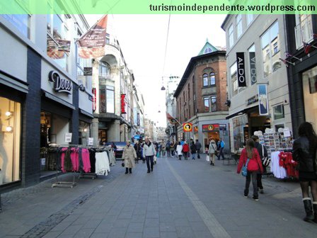 Rua Strøget, que tem vários nomes até chegar na praça Kongens Nytorv