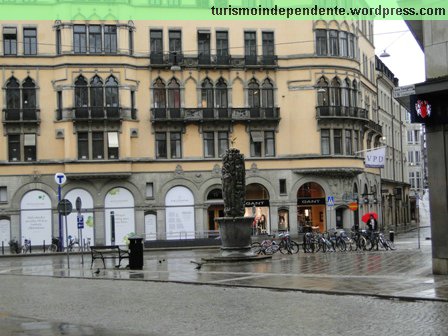 Monumento no cruzamento das ruas Grev Turegatan e Birger Jarlsgatan