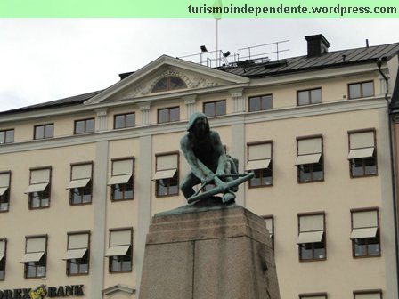 A estátua de um besteiro em Estocolmo