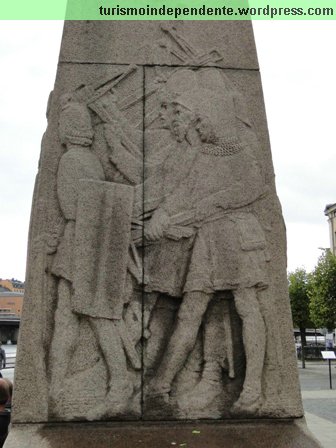 Monumento abaixo da estátua do besteiro