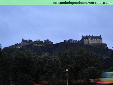 Castelo de Edimburgo ao anoitecer