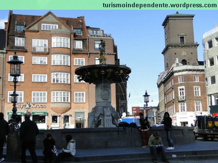 Gammeltorv (Fonte Cáritas), na rua Strøget