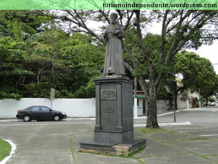 Monumento em frente da Câmara Municipal. Será de Frei Pedro Palácios? (esqueci de olhar)