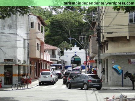 Ao fundo, a entrada para subir de carro ou van, e a fila se formando