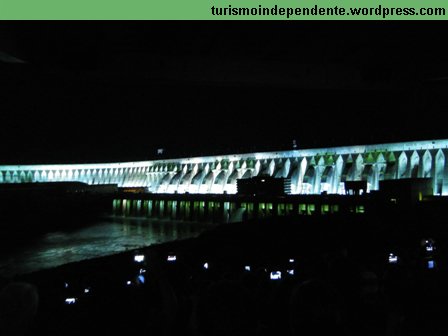 Barragem de Itaipu iluminada