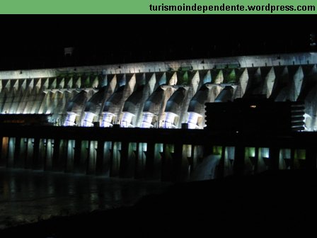 Barragem de Itaipu iluminada